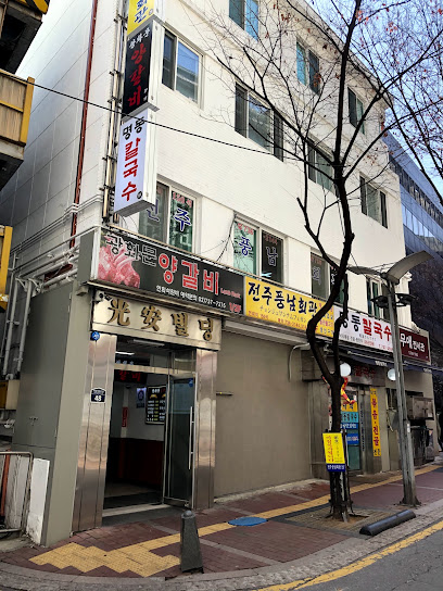 Myeongdong Kalguksu, Seoul