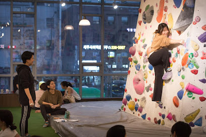 The climb hongdaejeom, Seoul