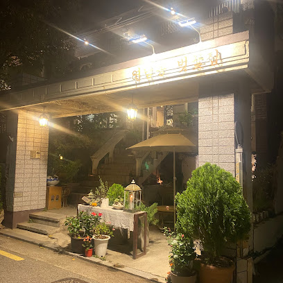 Yeonnamdong Cherry Blossoms House