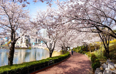 Seokchon Lake